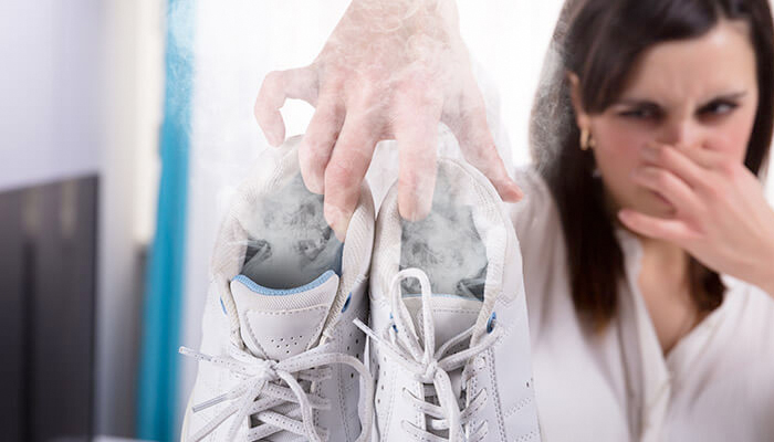 10 cách khử mùi hôi giày thể thao nhanh chóng hiệu quả